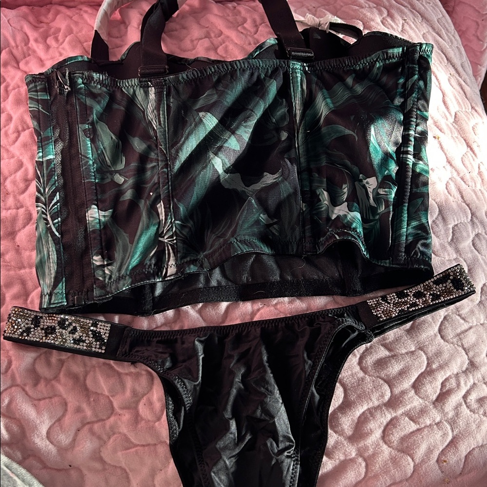 Victoria’s Secret Lingerie Set - Picture 4 of 5